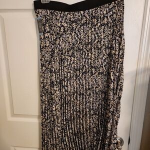 Vince Camuto Pleated long skirt size L